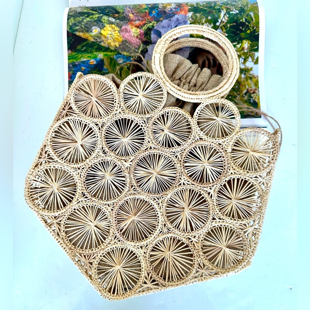 🔥HOST PICK 🔥Ratan Handbag with Linen bag liner “New” - Picture 2 of 7